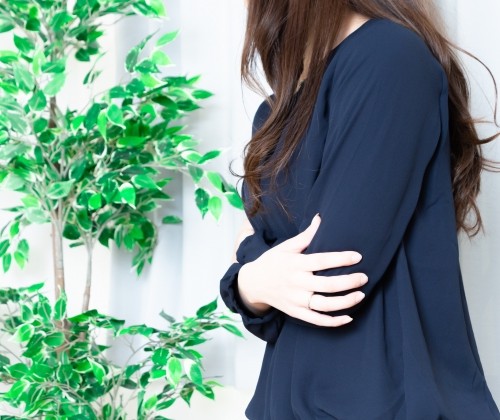寒気に悩む風邪を引いた女性