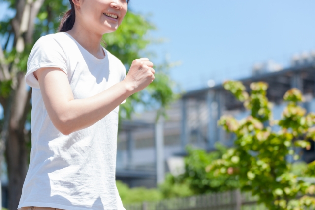 ウォーキングを楽しむ女性