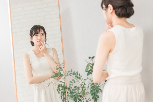 解離性障害　アイキャッチ　鏡を見る女性