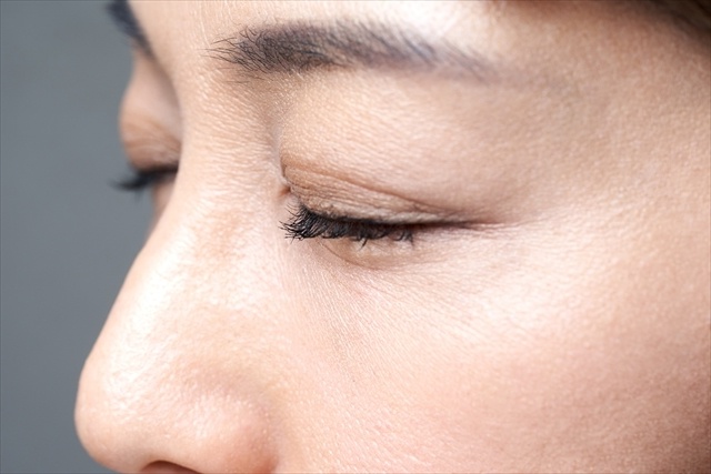 眉毛のけいれんを引き起こす病気