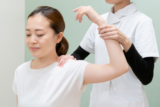 肩のリハビリテーションを受ける女性